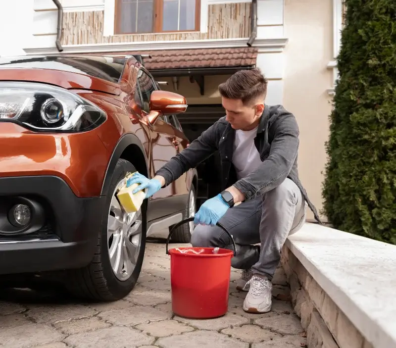 Lavage auto à domicile Saint-Denis-de-Palin : professionnel intervenant sur un véhicule